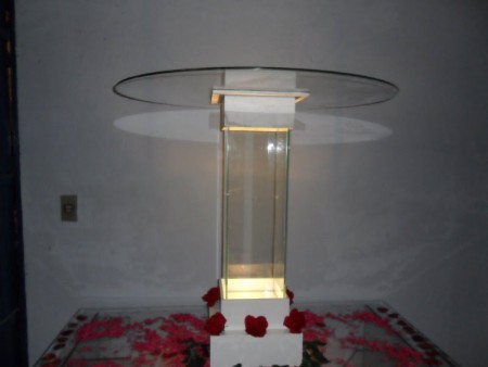 coluna iluminada 20x20x90 com tampo de vidro 90 cm de diametro